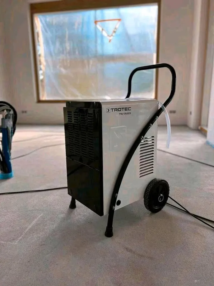 Gemieteter Bautrockner Trotec TTK 170 ECO von Siewert im Einsatz auf frischem Estrich im Neubau in Magdeburg